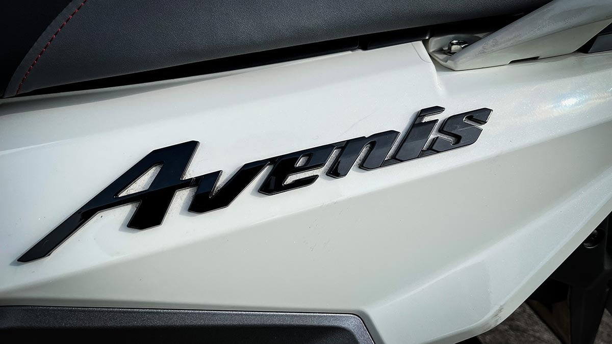 SUZUKI AVENIS 125 BLACK ემბლემა მარცხენა შავი, ფოტო 1